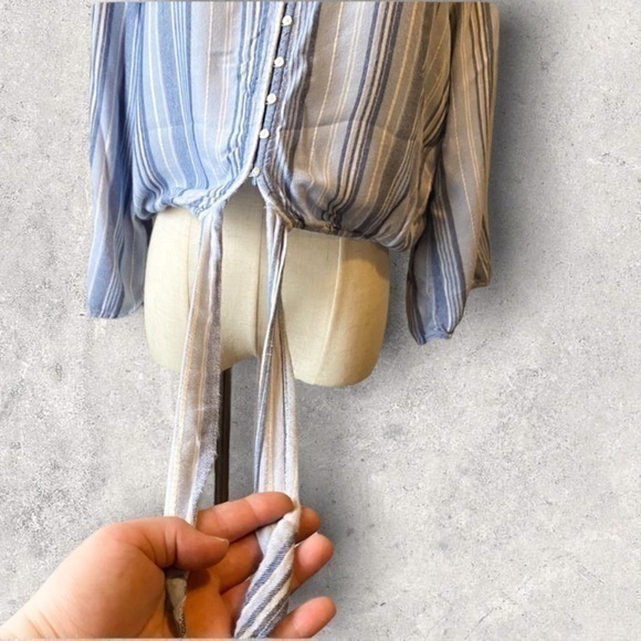 •American Eagle• Juniors‎ button down cropped style shirt - Picture 3 of 8